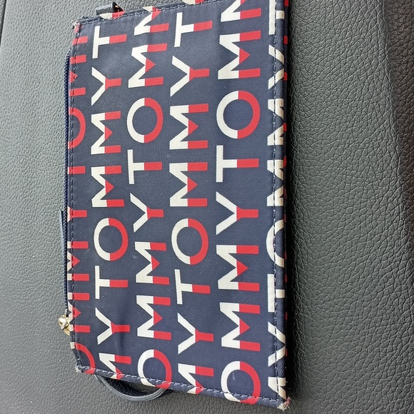 Tommy Hilfiger wristlet - Picture 2 of 4